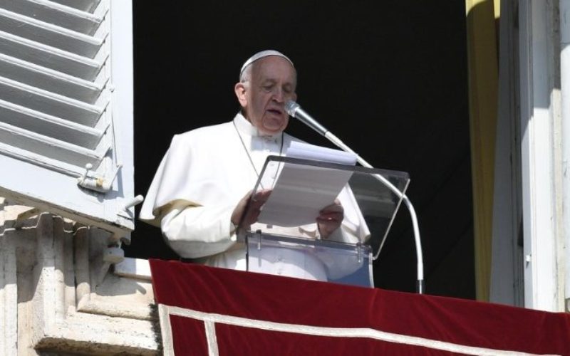 Папата: Да се восхитуваме на Бог, Кој избра да биде на страната на нас грешниците