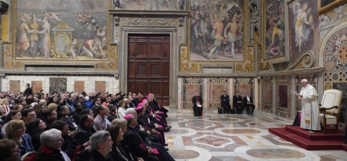 Папа Фрањо: Општеството е цивилизирано ако ја потиснува културата на отфрлање
