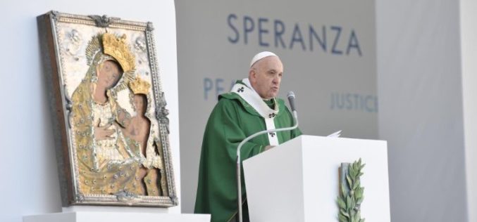 Папата Фрањо: Христијанската новост е да им простиш и да ги љубиш непријателите