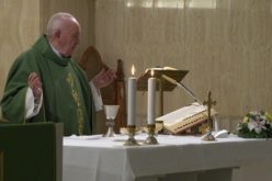Папата: Најголем во Црквата е оној кој служи, а не оној со најмногу титули