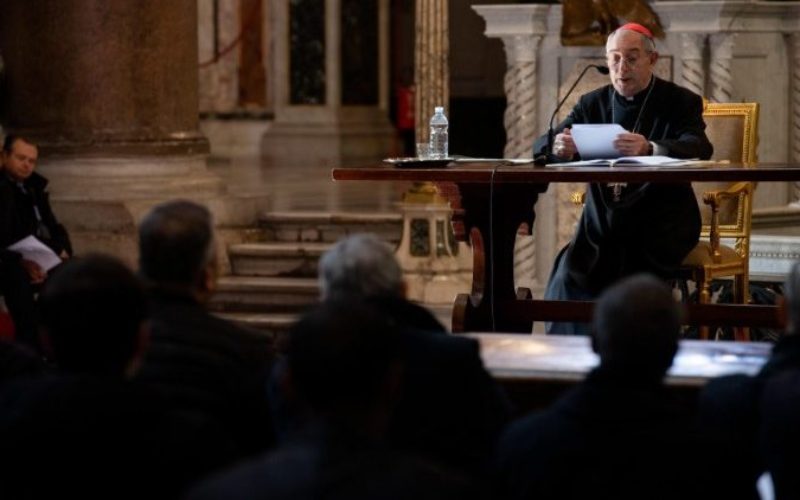 Папата Фрањо: Свештеникот не смее да се изолира, треба да живее со народот