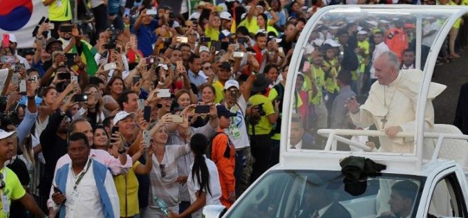 Папата Фрањо до младите: Не се одделувајте, близината значи среќа