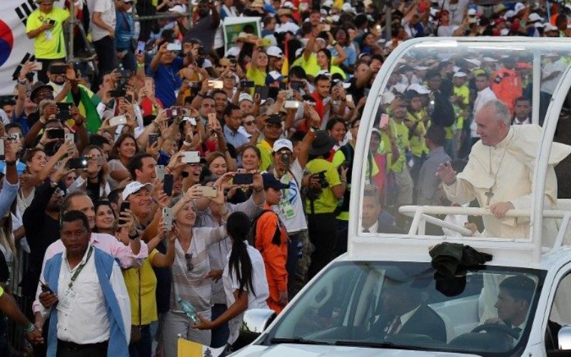Папата Фрањо до младите: Не се одделувајте, близината значи среќа