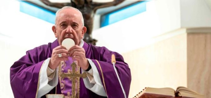 Папата Фрањо: Свештениците нека им носат на болните Причест
