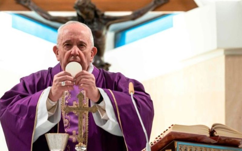 Папата Фрањо: Свештениците нека им носат на болните Причест
