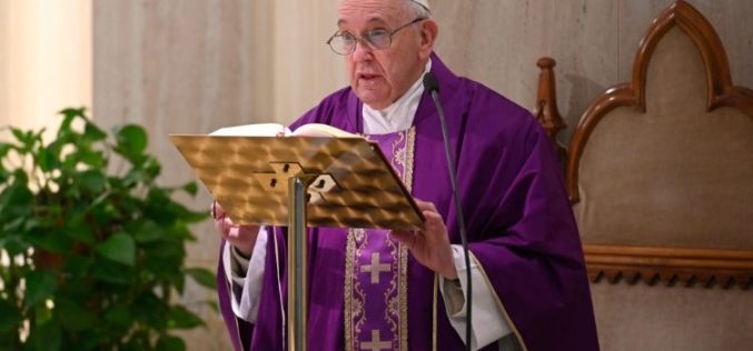 Папата молеше за оние кои не можат да реагираат, бидејќи се уплашени од пандемијата