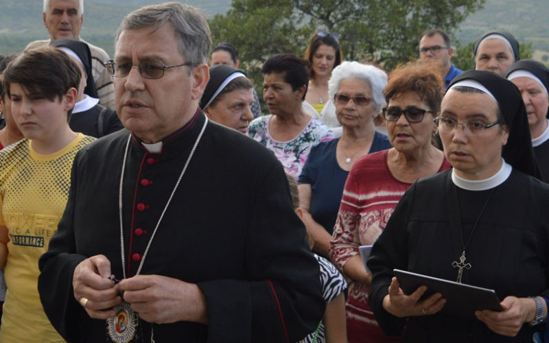 Света Бројаница со епископот Стојанов на Радио Марија