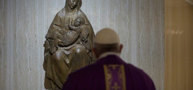 Папата Фрањо молеше за луѓето кои починаа од корона вирусот