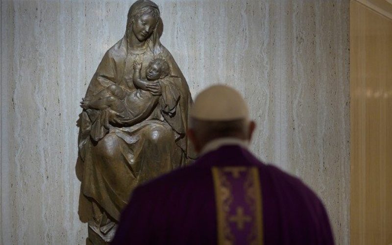 Папата Фрањо молеше за луѓето кои починаа од корона вирусот