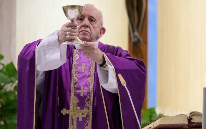 Папата на светата Литургија во домот Света Марта се молеше за семејствата кои со децата се затворени дома