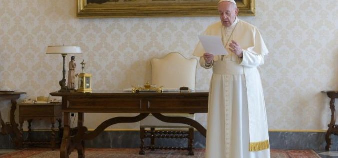 Папата молеше “Оче наш“ за човештвото погодено од големото искушение