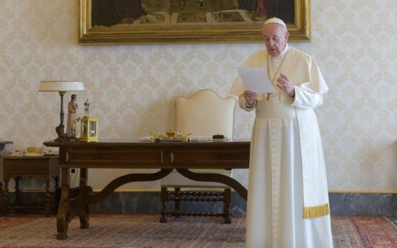 Папата молеше “Оче наш“ за човештвото погодено од големото искушение