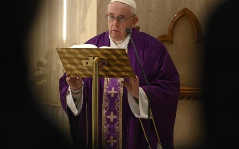 Папата се молеше за оние кои мислат на сиромашните и гладните