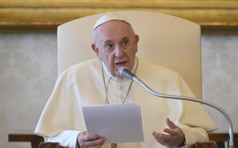 Твитер порака на папата Фрањо: Бог не нѐ избира поради нашата „верност“