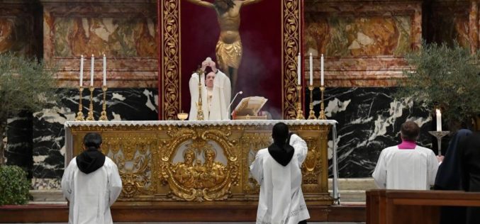 Папата ја предводеше Литургијата Вечера Господова на Велики Четврток