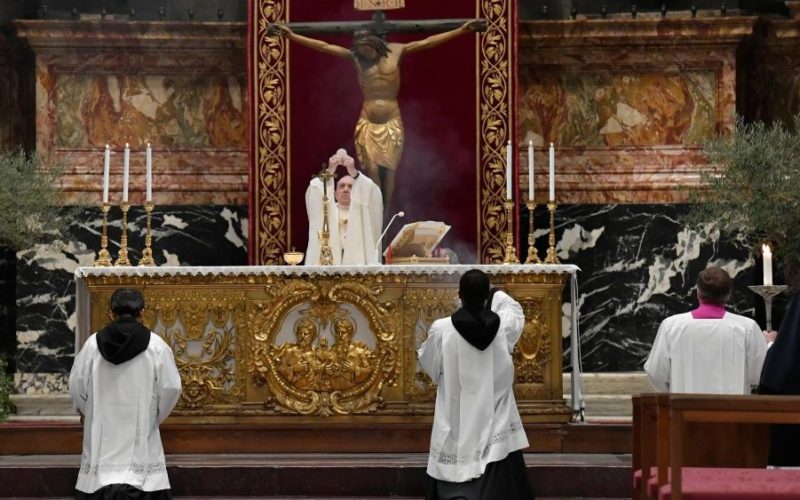Папата ја предводеше Литургијата Вечера Господова на Велики Четврток