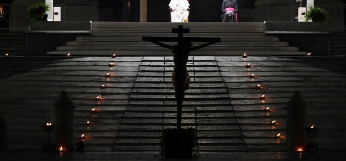 Папата молеше Крстен пат на плоштадот Свети Петар