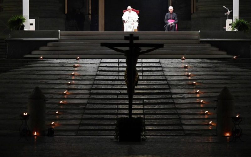 Папата молеше Крстен пат на плоштадот Свети Петар