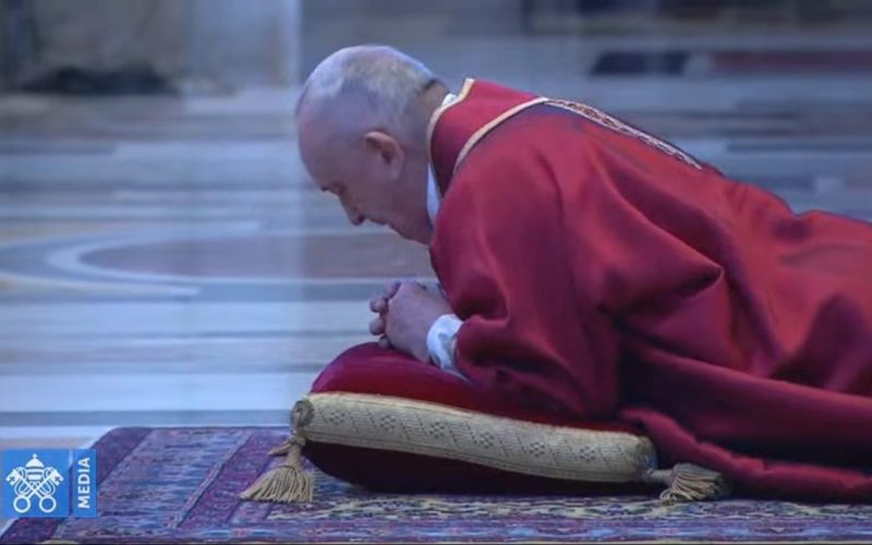 Папата ги предводеше обредите на Велики Петок