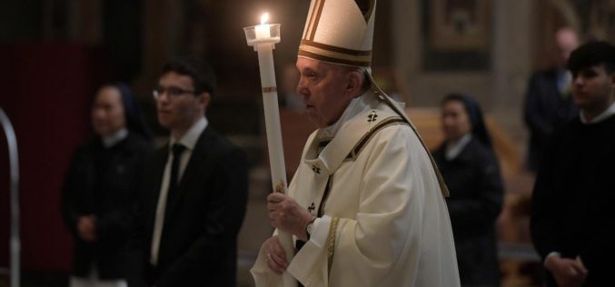 Папата Фрањо го предводеше Пасхалното бдение во Ватикан