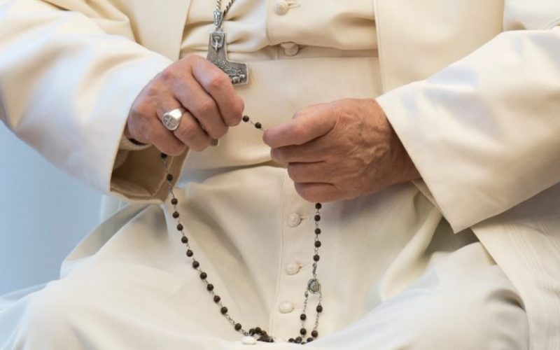 Папата повика на заедничка Света Бројаница во мај против коронавирусот
