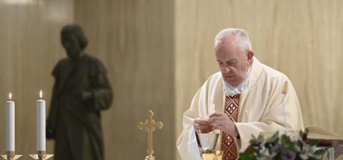 Папата: Да се молиме сите да можат да уживаат во достоинството на работата и убавината на одморот