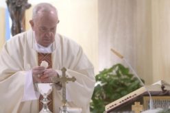 Папата молеше за новинарите