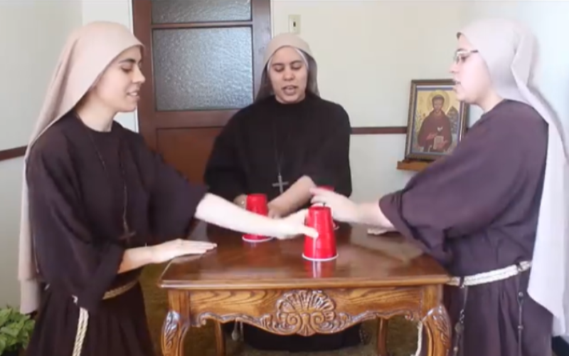 Чесни сестри со ритамот на чашите станаа хит на интернет (Видео)