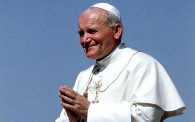 Папата упати порака до младите Полјаци на 100 роденден на свети Иван Павле II