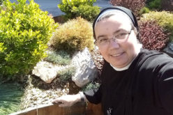 На социјалните мрежи сестра Климентина моли Света Бројаница со деца и млади