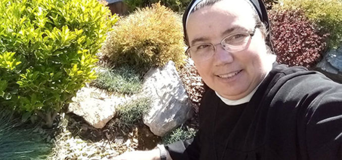 На социјалните мрежи сестра Климентина моли Света Бројаница со деца и млади