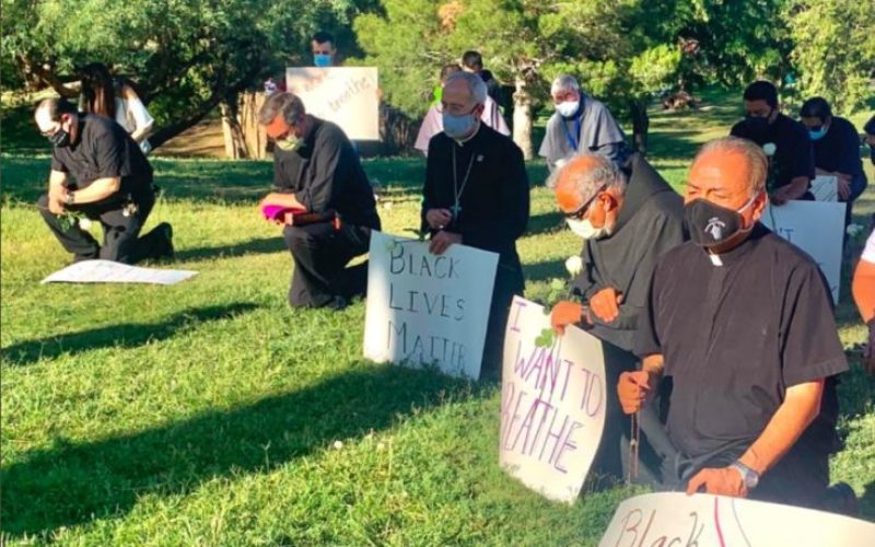 Папата телефонираше со првиот американски епископ кој се придружи на мирниот протест против расизмот