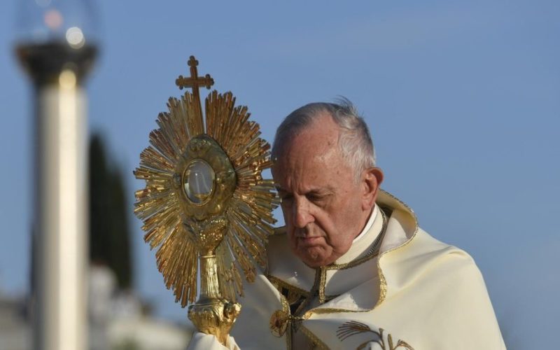 Папата: Да го бараме Исус присутен во дарохранителницата и во оние кои страдаат