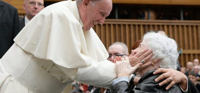 Папата: Каде нема грижа за старите лица, нема иднина за младите