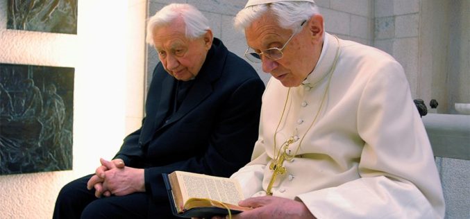 Почесниот папа Бенедикт XVI служеше света Литургија со својот брат Георг