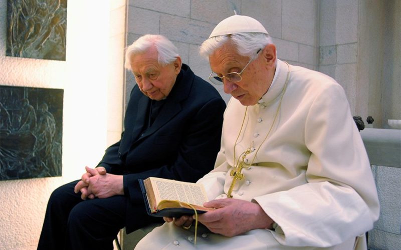 Почесниот папа Бенедикт XVI служеше света Литургија со својот брат Георг