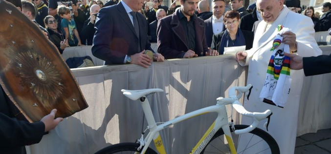 Велосипедот на Папата продаден на аукција