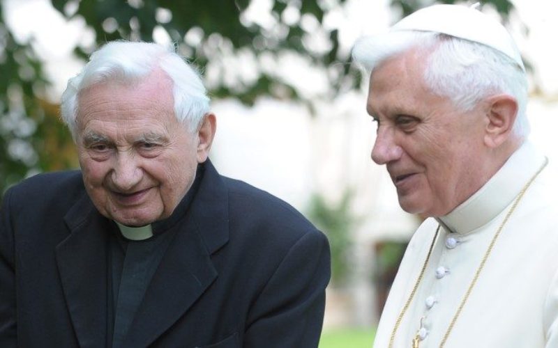 Почесниот Папа Бенедикт XVI се врати од Германија во Ватикан