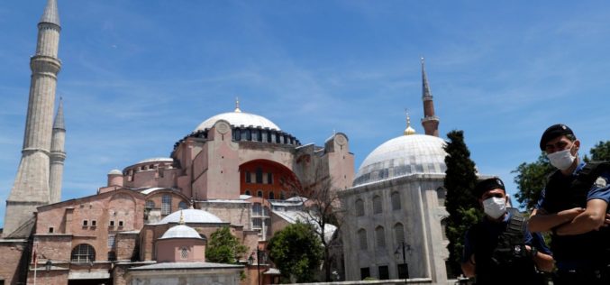 Турскиот суд ја одложи одлуката за пренамена на Аја Софија во џамија