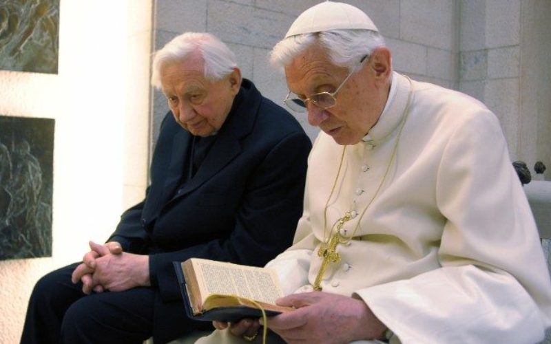 Почина Георг Рацингер, брат на почесниот папа Бенедикт XVI