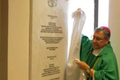 По повод посетата на папата Фрањо во Скопската катедрала е поставена спомен плоча