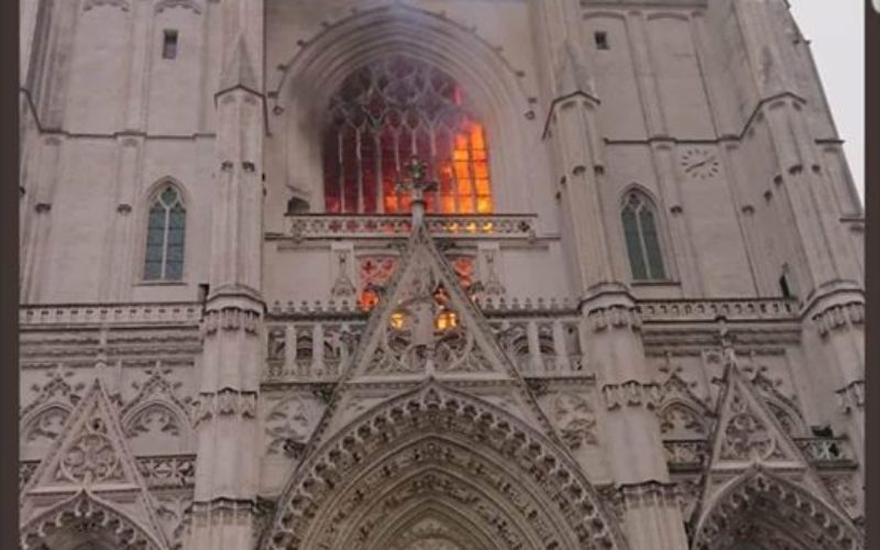 Пожар во катедралата во Нант