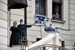 Граѓани пред манастир во Ѓаково пееја и се молеа за монахињите