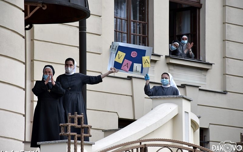 Граѓани пред манастир во Ѓаково пееја и се молеа за монахињите