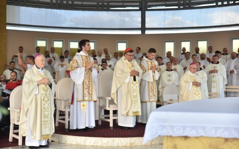 Кардинал Пуљиќ служеше света Литургија на Младифест во Меѓугорје