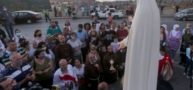 Процесија на улиците на Бејрут за Голема Богородица