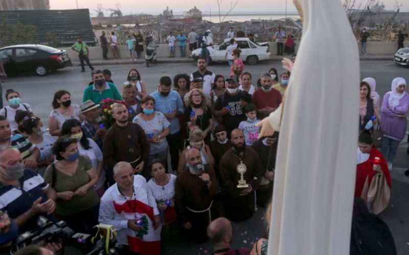 Процесија на улиците на Бејрут за Голема Богородица