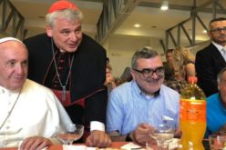 Папата ги покани бездомниците на море