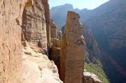 Етиопија: Искачување по стрмна карпа босоног и без јаже до духовнта оаза вдлабната во карпата