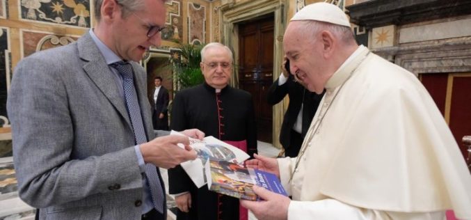 Папата Фрањо: Медиумите нека бидат сејачи на надеж